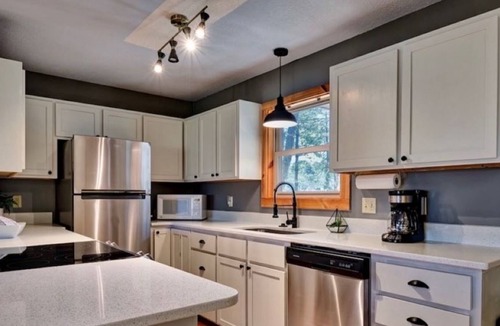 Glenville Cabin | Charming Cabin - Lake Glenville neighborhood, screened in porch