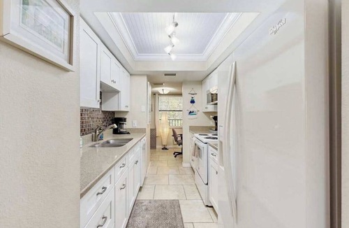 Bradenton Condo | Charming condo waccess to shared pool, riverwalk & close to Island Ferry
