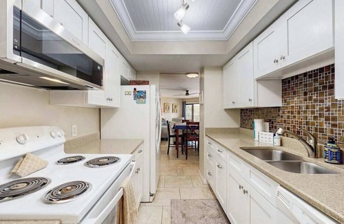 Bradenton Condo | Charming condo waccess to shared pool, riverwalk & close to Island Ferry