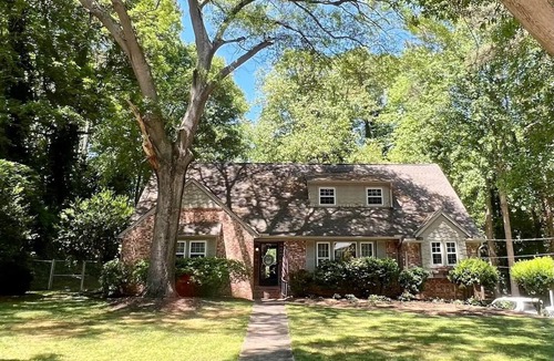 Anderson House | Charming Cottage House in amazing location! Sleeps 8!