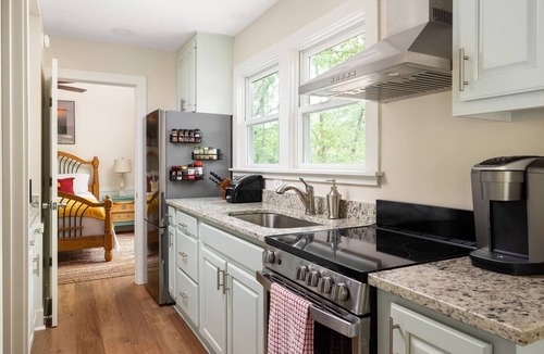 Lula Cottage | 🌿 Charming, cozy cottage on the quiet northern end of Lake Lanier, ideal for peaceful escapes, deep relaxation, and time to reconnect with nature away from the city.