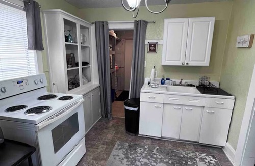 Dixieland Cottage | Charming Dixieland Cottage Walk to Downtown Lakes and Dining