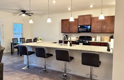 Clayton House | Charming Farmhouse Stay w/Double Garage 3BR/3BA