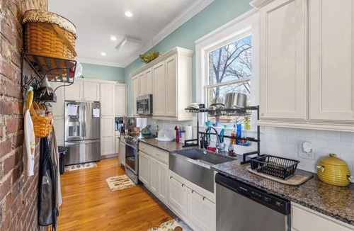 Anderson House | Charming Getaway | Queen Bed, Yard and Free Parking