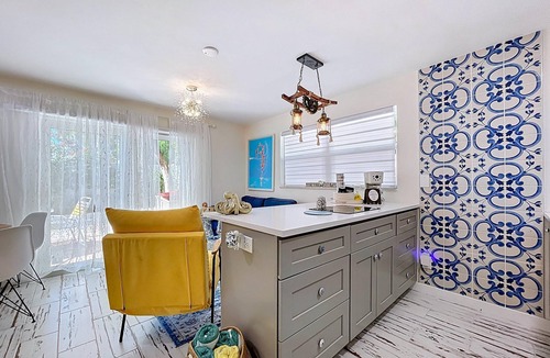 Ilexhurst Cottage | Charming Ground Level Resort Style 3 unit Condo - unit C