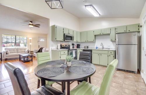 Hinesville House | Charming Hinesville Home < 6 Mi to Fort Stewart