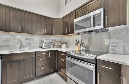 Dixon Park House | Charming Home w/Cozy Porches, Courtyard, and Parking by Lucky Savannah