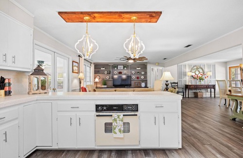 Valdosta House | Charming Home with Sunroom, King Bed, TV's & Playground