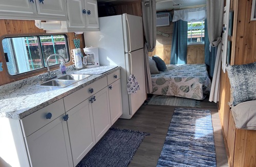 Palmetto Boat Rental | Charming house boat in serene Palmetto.
