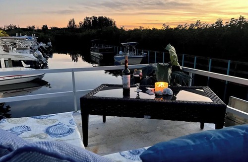 Palmetto Boat Rental | Charming house boat in serene Palmetto.