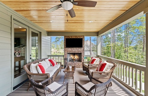 Six Mile House | Charming Lakefront 4 Bedroom with bunk room on Lake Keowee with dock, sleeps 12