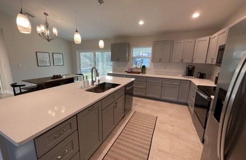 North Port House | Charming, Modern, Cozy Retreat