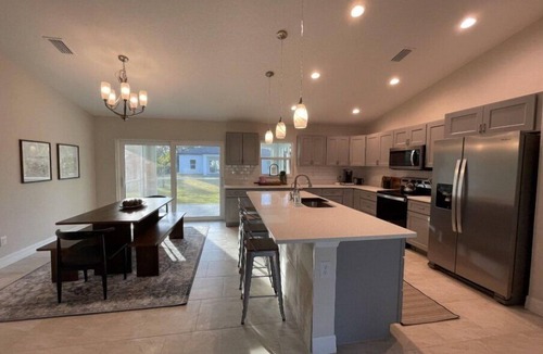 North Port House | Charming, Modern, Cozy Retreat