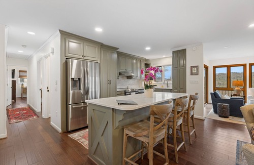 Highlands House | Charming newly renovated cottage, incredible mountain views, walk to town