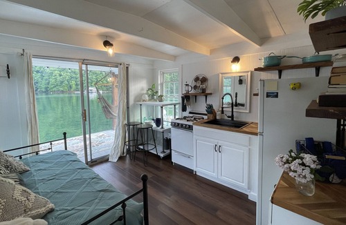 Fontana Dam Boat Rental | Charming off-grid Floating Cabin / Houseboat on Lake Fontana