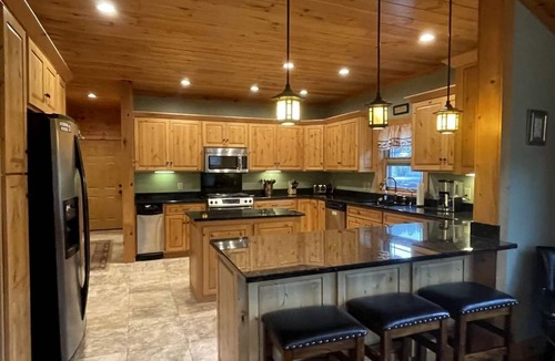 Tellico Plains Cabin | Charming, Pet-Friendly Cabin with Private Lake and Hot Tub, for Unforgettable Retreats to Nature in Tellico Plains