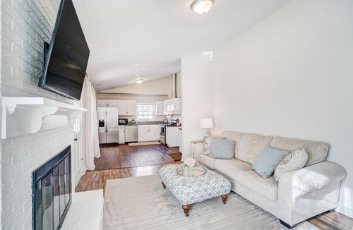 East Forest House | Charming private southern home- pet friendly, King Beds