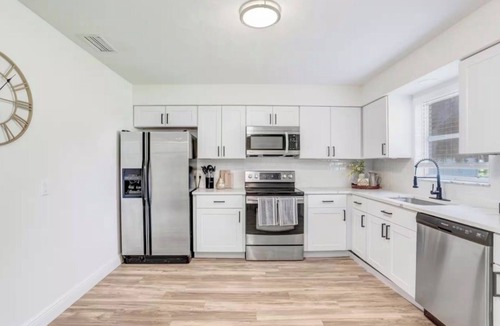 Downtown Zephyrhills House | Charming Quaint Getaway - Blocks from Downtown Zephyrhills - Pet Friendly