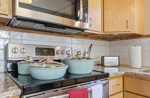 East Raleigh House | Charming Raleigh Retro House: King Bed, Pet Friendly, Near Downtown & WakeMed