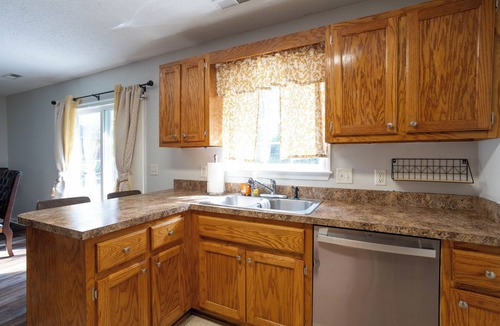 Oakland House | Charming renovated 3-bedroom home in Dalzell with WiFi and fully furnished