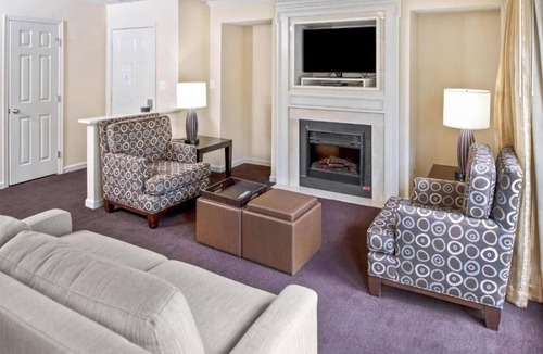 Berkeley Hotel | Charming Retreat with Space for the Whole Family l Kitchenette and Balcony