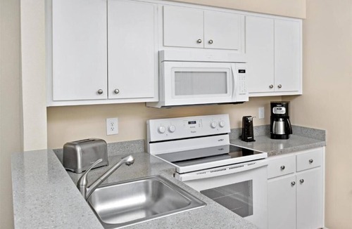 Berkeley Hotel | Charming Retreat with Space for the Whole Family l Kitchenette and Balcony