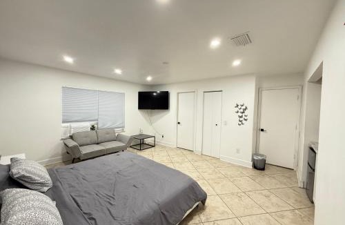 Port Saint Lucie House | Charming room with Private Entrance in Desirable Area of Port Saint Lucie