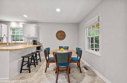 North Raleigh House | Charming Sawmill Cottage: King Bed & Park-Like Yard