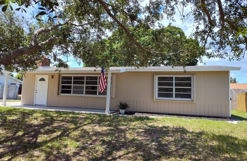 Sebastian Highlands Cottage | Charming Sebastian Home . bring Your Boat!