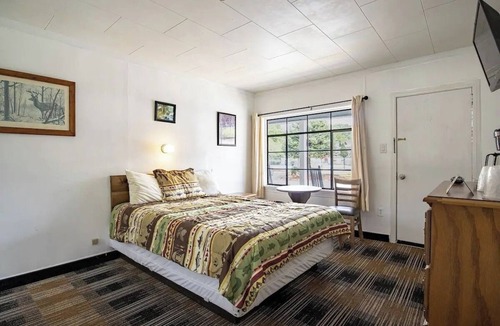 Cherokee Hotel | Charming Stay by the River – Perfect for Couples’ Escapes & Scenic Relaxation