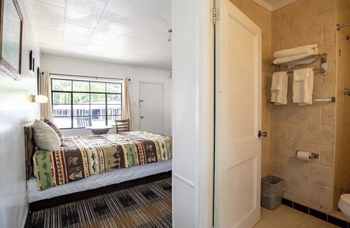 Cherokee Hotel | Charming Stay by the River – Perfect for Couples’ Escapes & Scenic Relaxation