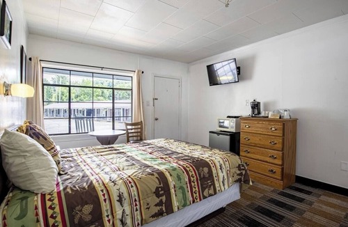 Cherokee Hotel | Charming Stay by the River – Perfect for Couples’ Escapes & Scenic Relaxation
