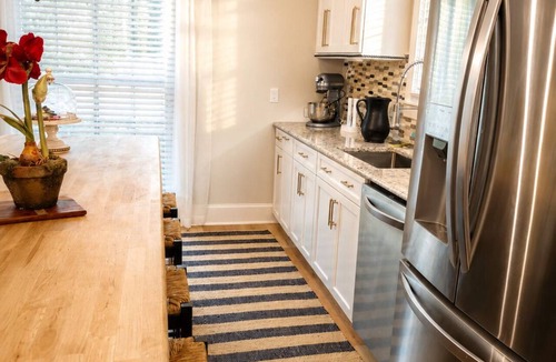 Gainesville House | Charming three bedroom woodland retreat with chef kitchen and spa tub.