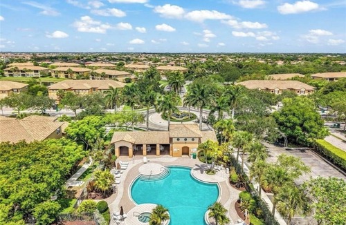 Parkland House | Charming townhome 3BR - Gated, Trails, Pool & Balcony, Resort Style Location.