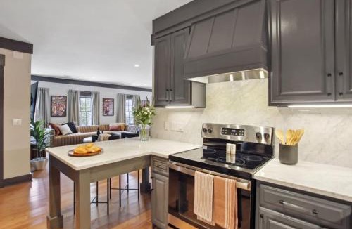Old West Broad Neighborhood House | Charming Townhome Near Forsyth Park Free Parking