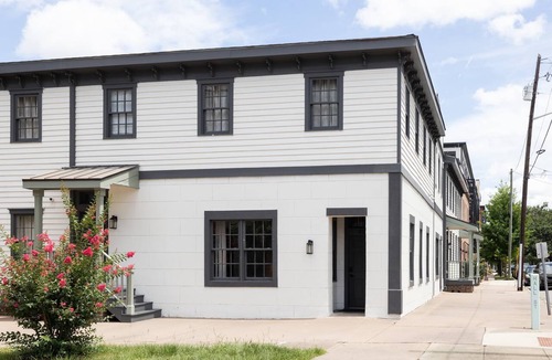Old West Broad Neighborhood Condo | Charming Townhome Near Forsyth Park | Free Parking