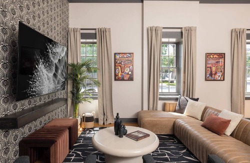 Old West Broad Neighborhood Condo | Charming Townhome Near Forsyth Park | Free Parking