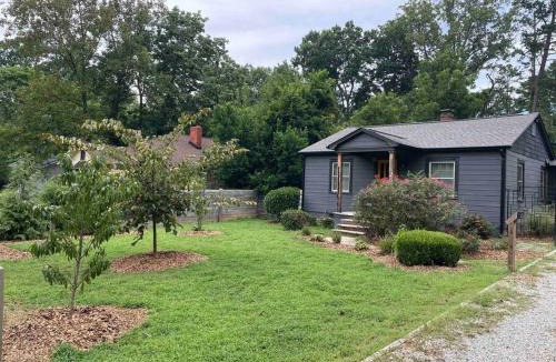 North Charlotte House | Charming Urban Retreat - Cozy Cottage in Charlotte