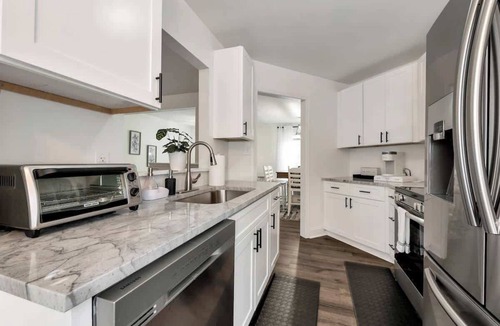 Hoschton House | Chateau Elan Family Home Retreat Fast WiFi Sleeps 15