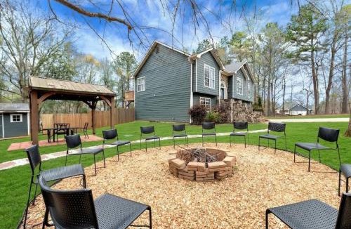 Hoschton House | Chateau Elan Family Home Retreat Fast WiFi Sleeps 10