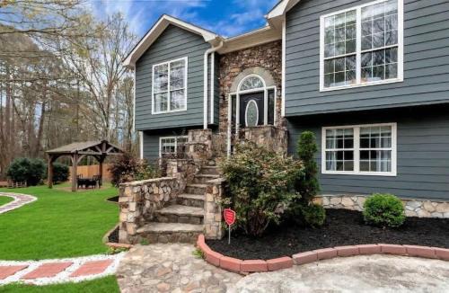 Hoschton House | Chateau Elan Family Home Retreat Fast WiFi Sleeps 10