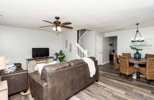 Charleston House | Cheerful & Comfy Townhome. Conveniently Located!