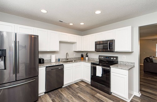Charleston House | Cheerful & Comfy Townhome. Conveniently Located!