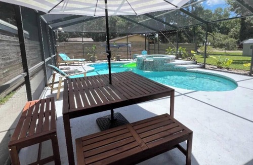 Riverview House | Cheerful Newly Renovated *HEATED* POOL/SPA 5min from Tampa