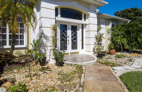 West Melbourne House | Cheerful & Spacious Home with Lake View