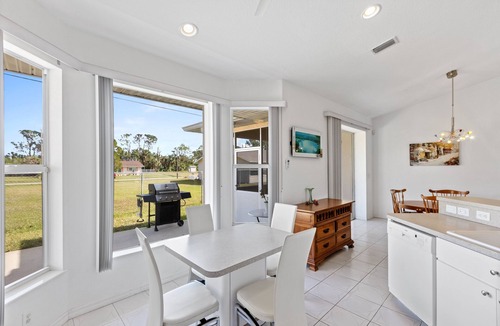 Warm Mineral Springs House | Cheerful & Vibrant Home Near Mineral Springs