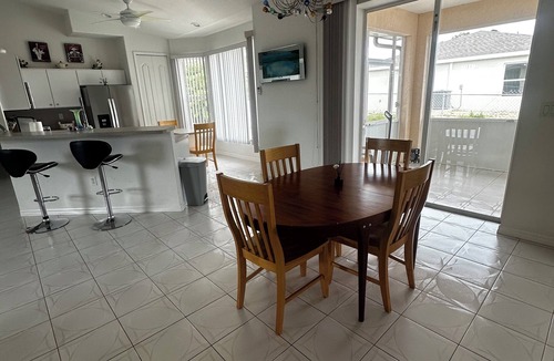 Warm Mineral Springs House | Cheerful & Vibrant Home Near Mineral Springs