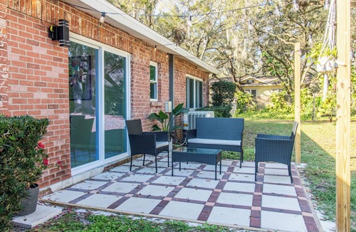 Riverview House | Chelsea’s Cozy Place! Newly Renovated and Huge Fenced-In Yard