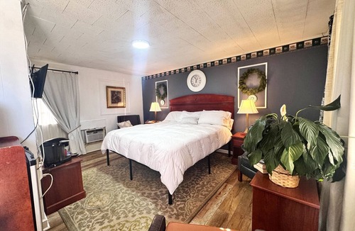 Chesterfield Hotel | Chesterfield Hotel by OYO Hwy 9