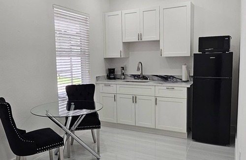 Riverview Apartment | Chic 1-bedroom apartment with WiFi, AC in phenomenal Riverview